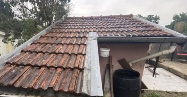 Avant nettoyage de toiture par drone